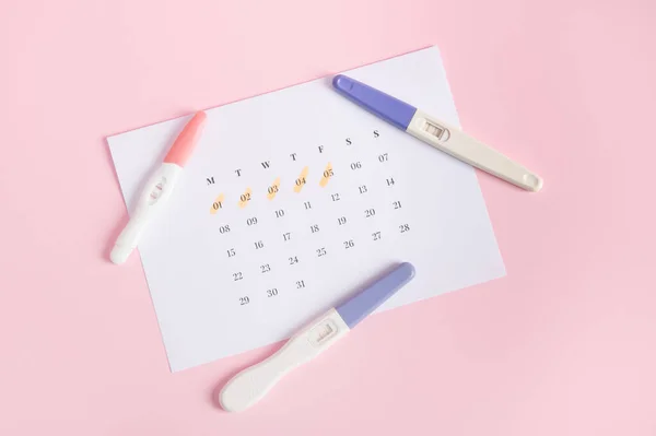 Flat Lay Inkjet Zwangerschapstest Kits Een Witte Kalender Met Gemarkeerde — Stockfoto