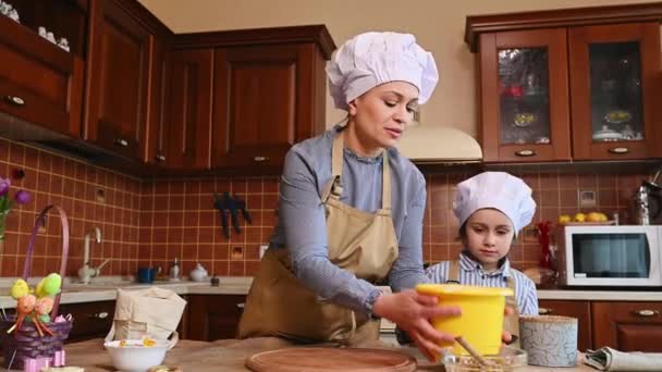 Mulher Bonita Mãe Avental Chefs Bege Chapéu Segurando Uma Tigela — Vídeo de Stock
