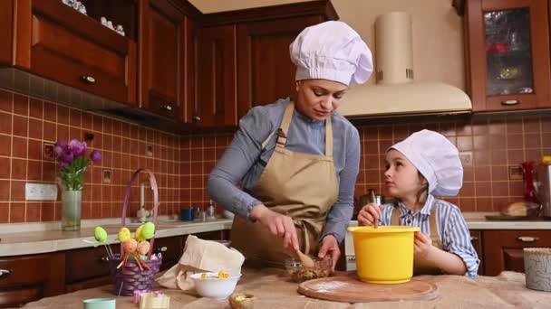 Buona Famiglia Impastando Pasta Cucinando Panettone Vacanze Pasqua Mamma Figlia — Video Stock