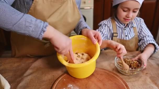 Mam Dochter Koken Paastaart Voor Feestelijke Eettafel Close Vrouw Kneden — Stockvideo