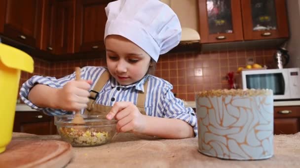 Caucasiana Menina Anos Idade Usando Chapéu Chefs Brancos Avental Bege — Vídeo de Stock