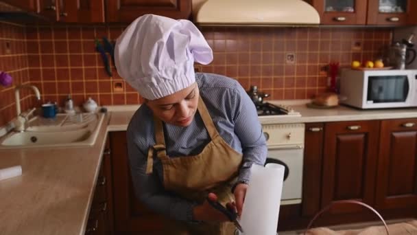Wieloetniczna Kobieta Średnim Wieku Białym Kapeluszu Szefa Kuchni Beżowym Fartuchu — Wideo stockowe