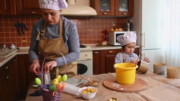 Mulher Meia Idade Multiétnica Mãe Chapéu Chefs Brancos Avental Bege — Vídeo de Stock
