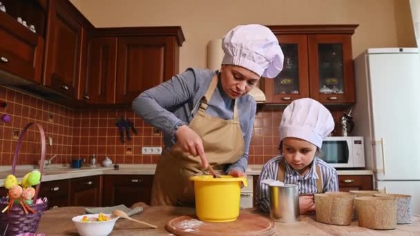 Середньолітня Багатоетнічна Жінка Любляча Мати Дочка Шеф Кухарів Капелюхи Фартухи — стокове відео