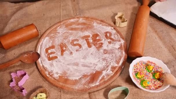 반죽을 널빤지에 아이들의 클로즈업하고 Easter 단어를 붙였습니다 자르는 케이크 용먹을 — 비디오