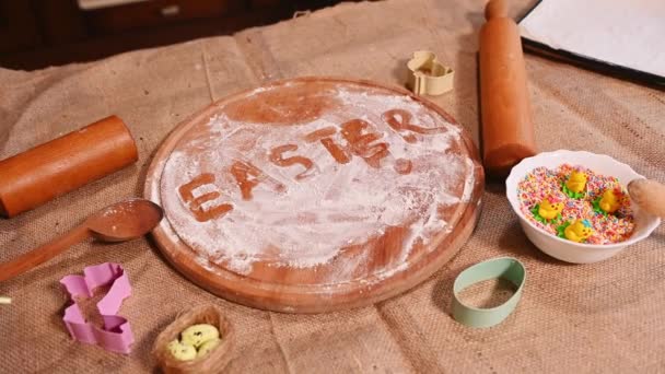 Skvělá Kulinářská Příprava Velikonoce Máma Mává Dřevěnou Deskou Dává Syrové — Stock video