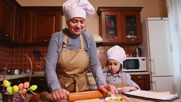 Şefin Şapkası Önlüğüyle Mutfak Masasının Başında Elinde Malzemelerle Duran Annesinin — Stok video