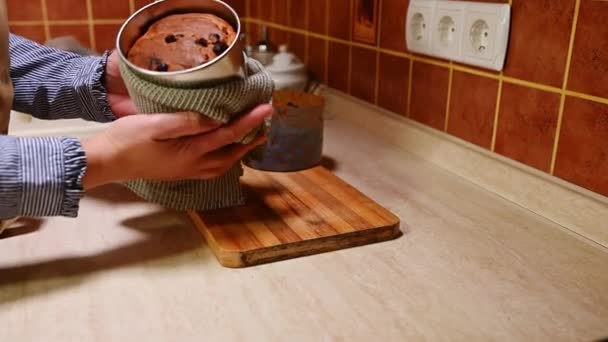 Close Das Mãos Chef Pastelaria Feminino Confeiteiro Segurando Uma Assadeira — Vídeo de Stock
