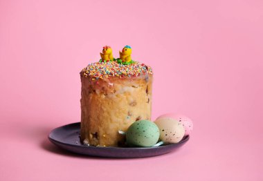 Paskalya ortodoks tatlı ekmeği, Rus kulich peyniri ve pembe arka planda renkli yumurtalar. Reklam metinleri için fotokopi alanı olan Paskalya Bayramı kahvaltısı konsepti. Paskalya kutlaması kavramı