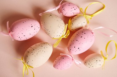 Paskalya yumurtaları. Mutlu Paskalyalar. Krem rengi arka planda izole edilmiş pembe ve bej bıldırcın yumurtaları. Durgun hayat. Düz yatıyordu. Reklam alanını kopyala. Hıristiyanlık. Dini bayram kavramı