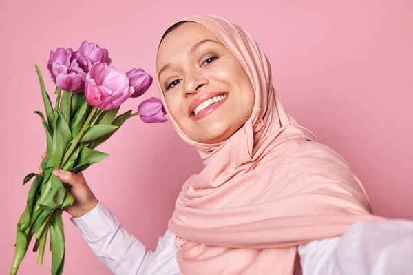 Автопортрет Красивої Позитивної Щасливої Усмішки Жінки Близького Сходу Рожевому Хіджабі — стокове фото