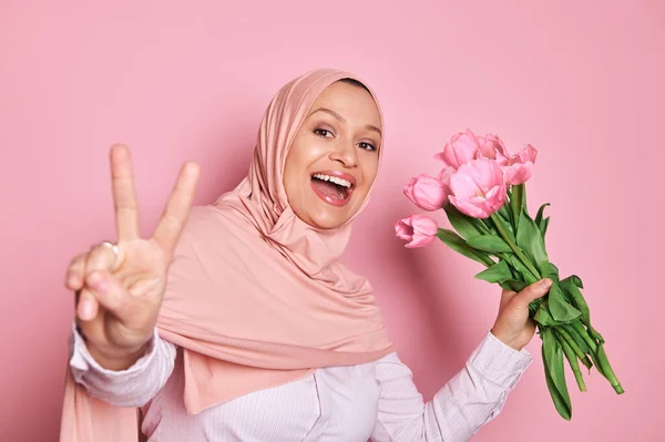 Wunderschöne Arabische Muslimin Trägt Rosa Hijab Hält Einen Strauß Tulpen — Stockfoto
