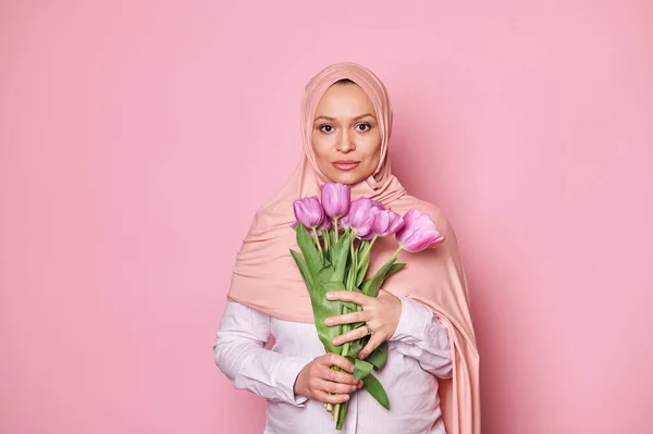 Eine Schwangere Muslimin Aus Dem Nahen Osten Trägt Einen Rosafarbenen — Stockfoto