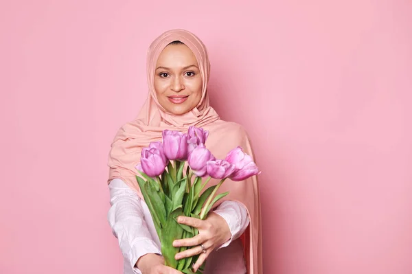 Schöne Glückliche Muslimin Rosafarbenen Hijab Die Einen Niedlichen Strauß Tulpen — Stockfoto