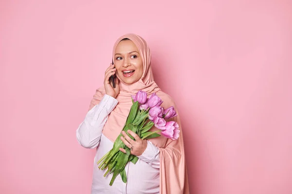 Herrlich Glückliche Junge Muslimische Schwangere Gekleidet Einen Eleganten Rosa Hijab — Stockfoto