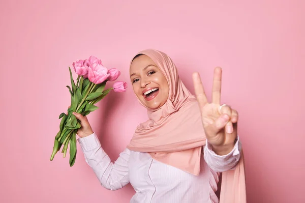 Glückliche Stilvolle Muslimin Hijab Aus Dem Nahen Osten Hält Einen — Stockfoto