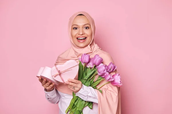 Веселий Араб Рожевому Хіджабі Тримає Скриньку Подарунками Тюльпаном Формі Серця — стокове фото