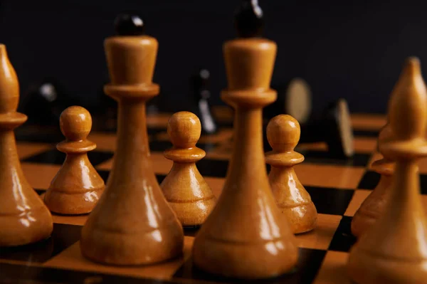 Začátek Hry Bílý Šachový Tým Stojí Startovní Pozici Před Rozmazanou — Stock fotografie