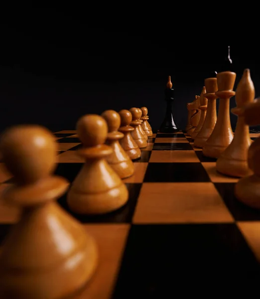 Selektivt Fokus Black King Schackpjäs Mellan Vita Pjäser Schackslagfältet Strategisk — Stockfoto