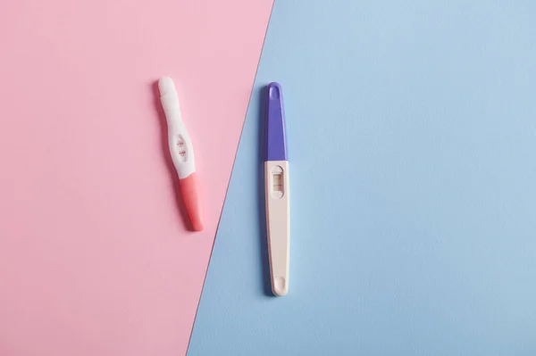 Zwangerschapstests Met Positieve Resultaten Geïsoleerd Bicolor Roze Blauwe Achtergrond Plannen — Stockfoto