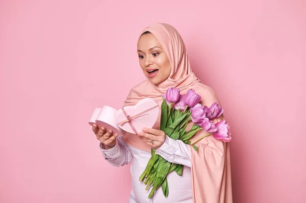 Здивована Мусульманка Рожевому Хіджабі Яка Виражає Щастя Отримує Милий Подарунок — стокове фото