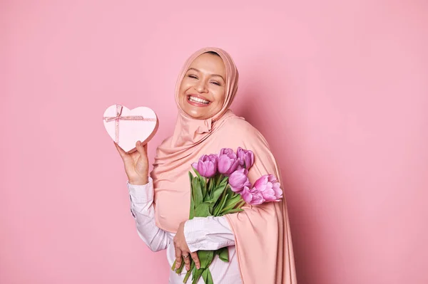 Захоплена Східномусульманка Головою Покритою Хіджабом Посміхається Веселою Зубатою Посмішкою Дивлячись — стокове фото