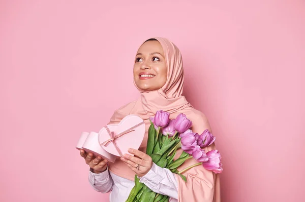 Herrlich Lächelnde Muslimin Rosafarbenen Hijab Verträumt Wegschauend Posierend Mit Einem — Stockfoto