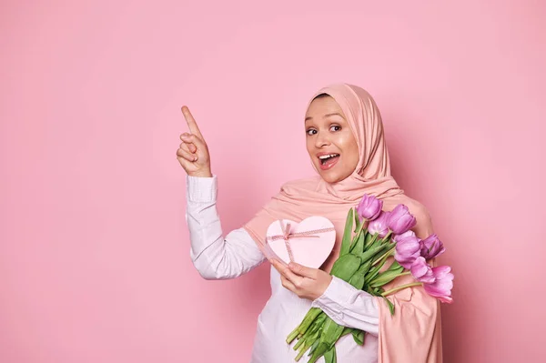 Entzückte Schwangere Muslimin Aus Dem Nahen Osten Elegantem Rosa Hijab — Stockfoto