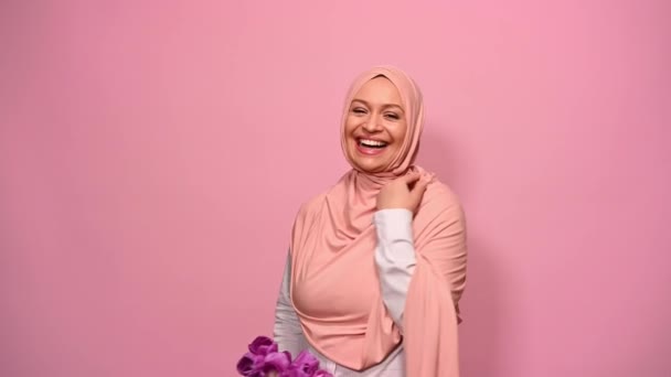 Красивая Арабская Мусульманка Розовом Хиджабе Держащая Букет Фиолетовых Тюльпанов Особому — стоковое видео
