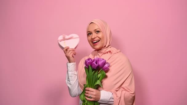 Щаслива Мусульманка Близького Сходу Рожевому Хіджабі Тремтячи Рожевою Серцевидною Скринькою — стокове відео
