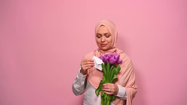 Bella Donna Araba Musulmana Mezza Età Elegantemente Vestita Hijab Rosa — Video Stock