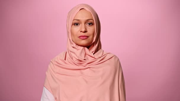 Портрет Таємничої Мусульманки Середнього Віку Рожевому Хіджабі Витончено Посміхаючись Дивлячись — стокове відео