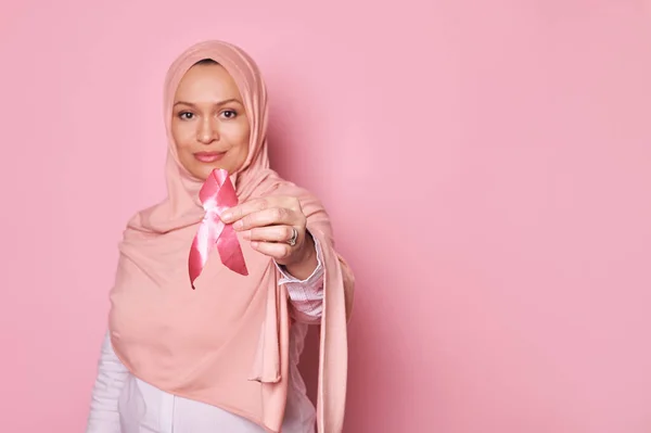 Selektiver Fokus Auf Rosa Satinband Den Händen Einer Verschwommenen Muslimischen — Stockfoto