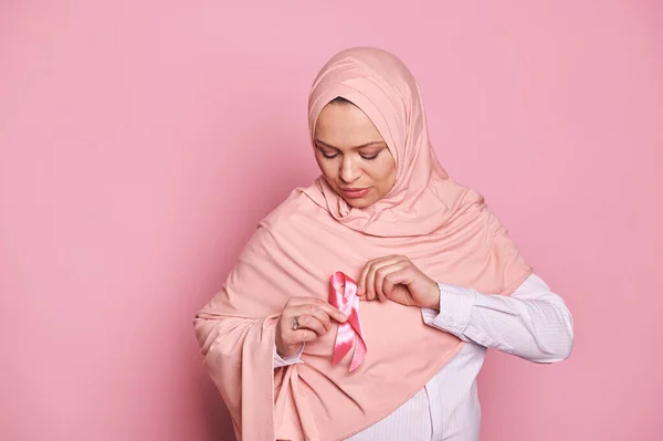 Nahaufnahme Porträt Einer Hübschen Muslimin Die Ein Rosafarbenes Satinband Ihrem — Stockfoto