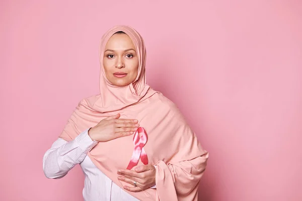 Selbstbewusste Arabische Muslimin Hijab Trägt Ein Rosafarbenes Satinband Als Symbol — Stockfoto