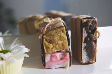 Zıpzıp ve mayalanmış biradan yapılmış katı kuru şampuan lavanta çiçekli organik sabun ve beyaz bir yüzeyde kahve çekirdekli vücut fırçası. Temizlik, hijyen, spa, vücut ve saç bakımı kavramı