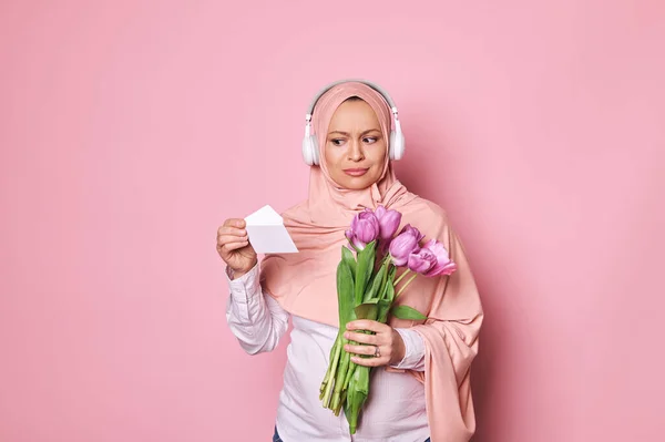 Piękna Arabska Muzułmanka Głową Pokrytą Różowym Hidżabem Trzymająca Bukiet Fioletowych — Zdjęcie stockowe