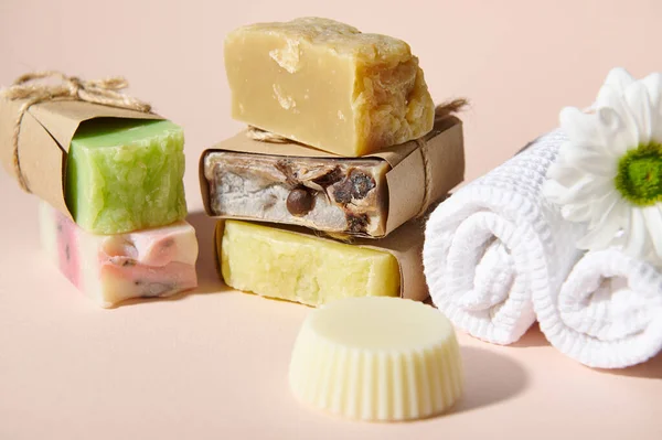 Yapımı Sabun Barları Organik Doğal Malzemeli Kuru Şampuanlar Pembe Üzerine — Stok fotoğraf