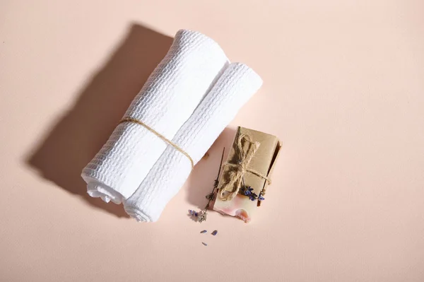 Vlak Gelegd Witte Handdoeken Buurt Van Koud Geperst Handgemaakte Natuurlijke — Stockfoto