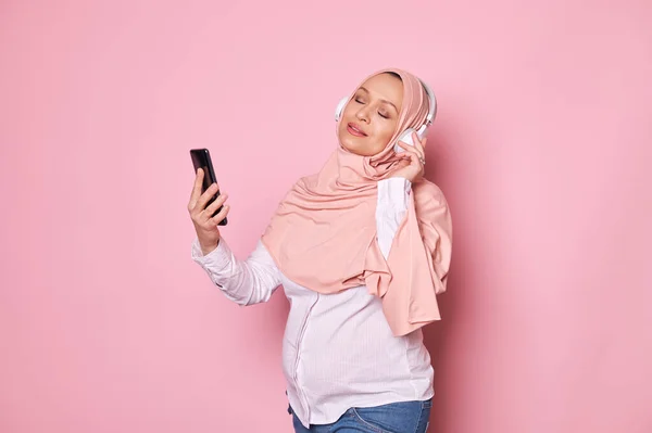 Приємна Молода Мусульманка Вагітна Рожевому Хіджабі Любить Слухати Заспокійливу Музику — стокове фото