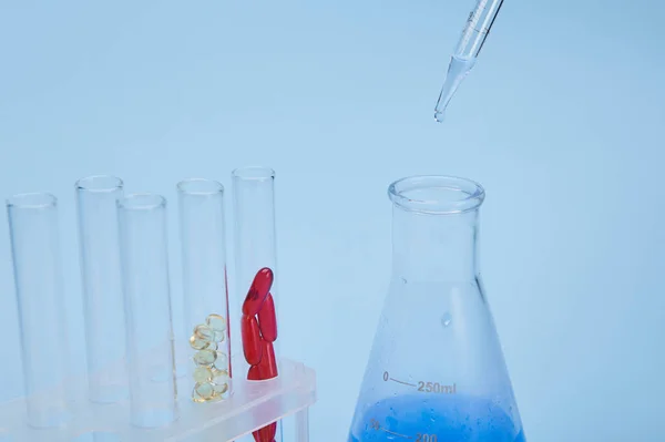 Enfoque Selectivo Gotas Con Solución Química Azul Que Gotean Una — Foto de Stock