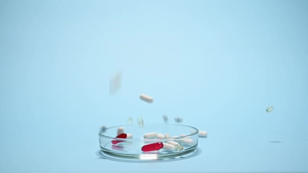 Langzame Beweging Witte Medische Pillen Rode Doorschijnende Gelatinecapsules Voor Levitatie — Stockvideo