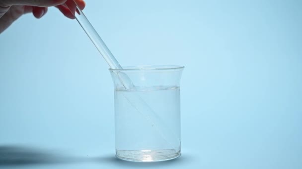 Närbild Laboratorium Hålla Inne Ett Glas Vatten Med Bubblor Efter — Stockvideo