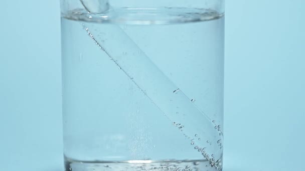 Macro Shot Bruisende Tablet Die Oplost Een Glas Water Blauwe — Stockvideo