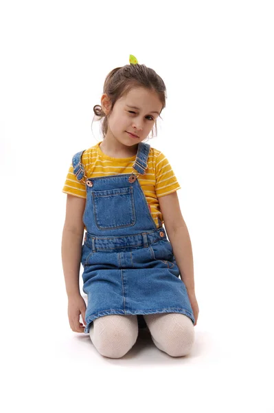 Jolie Petite Fille Blanche Portant Shirt Jaune Une Salopette Denim — Photo