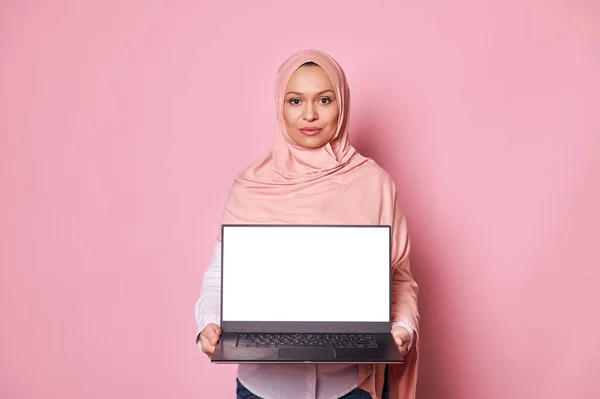 Довірлива Успішна Арабська Мусульманка Головою Покритою Хіджабом Показує Фотоапараті Ноутбук — стокове фото