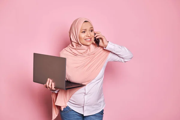 Багатозадачність Була Надмірно Зайнята Вагітною Арабською Діловою Жінкою Рожевому Хіджабі — стокове фото