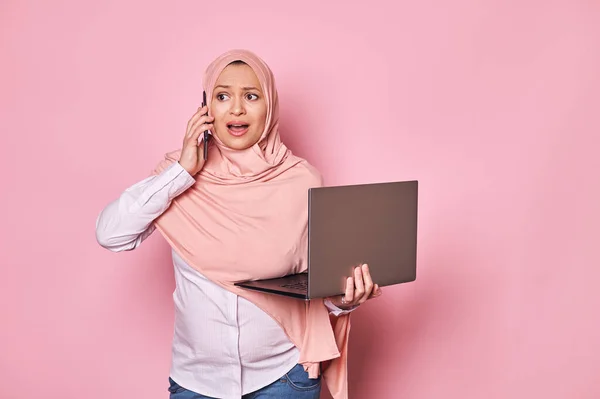 Muzułmanka Pracująca Ciąży Różowym Hidżabie Rozmawiająca Przez Telefon Komórkowy Zawierająca — Zdjęcie stockowe