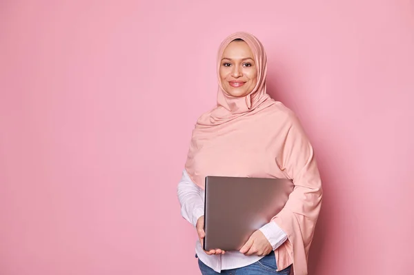 Selbstbewusst Erfolgreiche Schöne Arabisch Muslimische Managerin Geschäftsfrau Unternehmerin Arbeitende Schwangere — Stockfoto