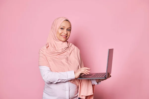 Впевнена Прекрасна Вагітна Арабка Мусульманка Рожевому Хіджабі Працює Інтернеті Ноутбуці — стокове фото